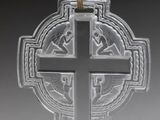 une décoration en forme de croix en argent à laquelle est suspendue une corde