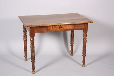 une petite table en bois avec un tiroir en dessous