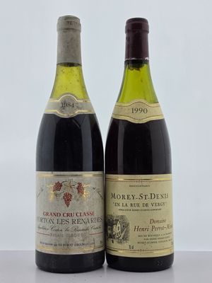 deux bouteilles de vin posées l'une à côté de l'autre sur une table