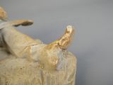 une statue représentant un taureau avec un oiseau sur le dos