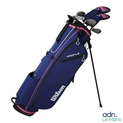 un gros plan sur un sac de clubs de golf sur fond blanc