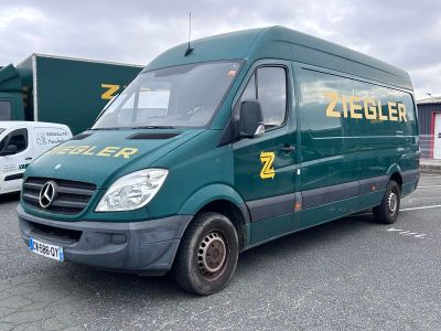 une camionnette verte garée sur un parking