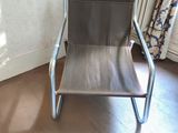 une chaise dans un coin d'une pièce où se trouve un radiateur