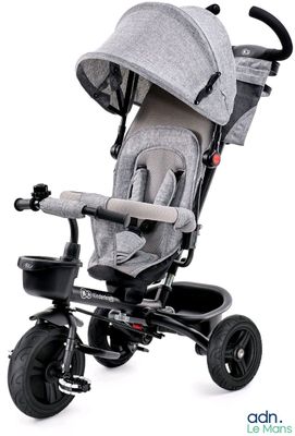 une image représentant une poussette avec un bébé à l'intérieur, sur fond blanc