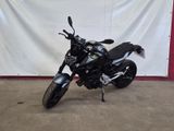 une photo d'une moto garée dans un garage