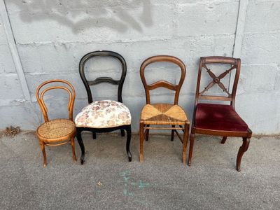 four chairs are lined up against a wall in a row