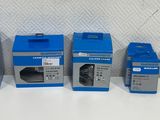 quatre boîtes contenant des appareils électroniques bleus et argentés posées sur une surface blanche