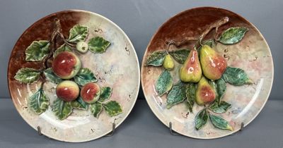 deux assiettes sur lesquelles sont peints des fruits, posées sur une table