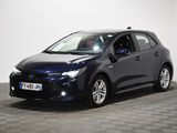 La Toyota Corollant est garée sur un sol à damier.