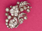 une broche ancienne sertie de diamants sur fond rose