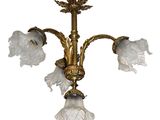 une image représentant un lustre orné de trois fleurs blanches