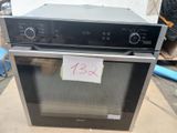 un micro-ondes posé sur une boîte en carton