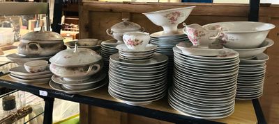 de nombreuses assiettes et bols posés sur une table dans un magasin