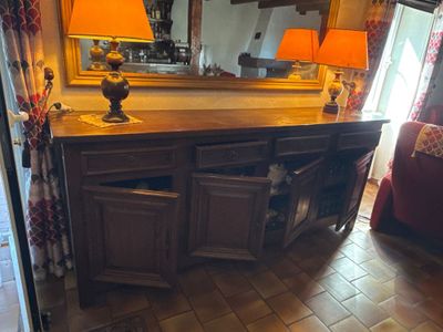 un grand miroir accroché au mur au-dessus d'un meuble en bois