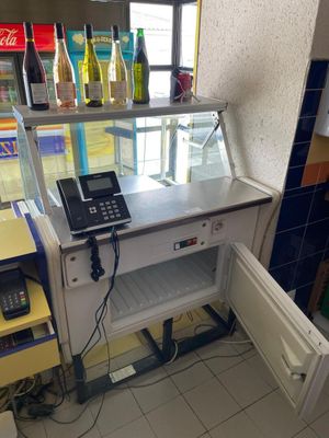 un petit comptoir sur lequel est posé un téléphone