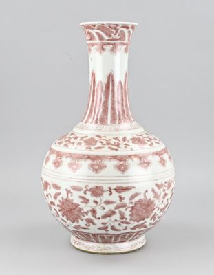 une image représentant un vase orné d'un motif rose et blanc