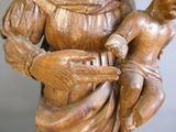 une statue en bois représentant une femme tenant un enfant