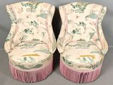 paire de chaises vintage rembourrées, ornées de franges et de motifs floraux