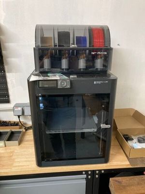 une machine posée sur un comptoir