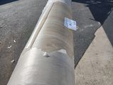 un gros rouleau de papier posé sur le bord de la route