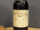 une bouteille de vin posée sur une table