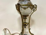 une lampe posée sur une table