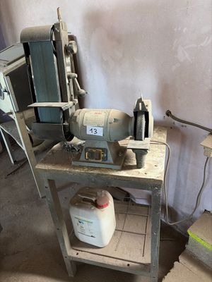 une machine posée sur une table dans une pièce