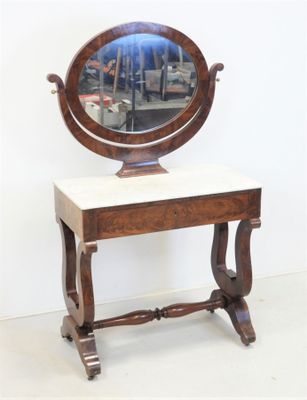 une petite table en bois sur laquelle se trouve un miroir