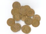 une pile de pièces d'or sur une surface blanche