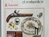 un vieux livre sur lequel sont représentées plusieurs antiquités