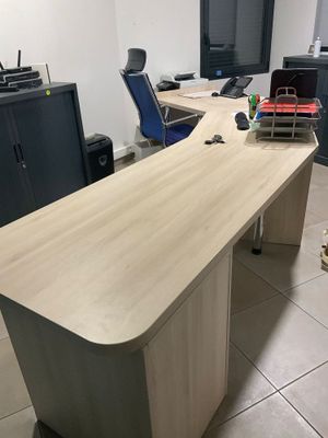 une image représentant un bureau dans un environnement professionnel