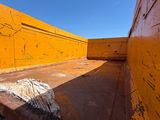 un gros plan sur un bateau jaune avec un ciel bleu en arrière-plan