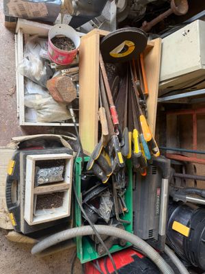 un tas d'outils divers accrochés au mur d'un garage