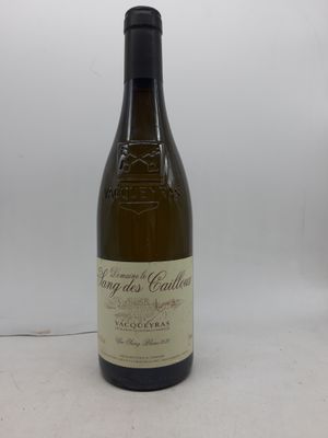 une bouteille de vin posée sur une table