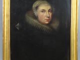 un tableau représentant une femme en robe noire à col blanc