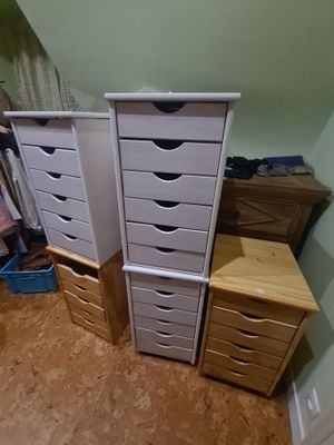 Plusieurs commodes sont empilées les unes sur les autres dans une pièce