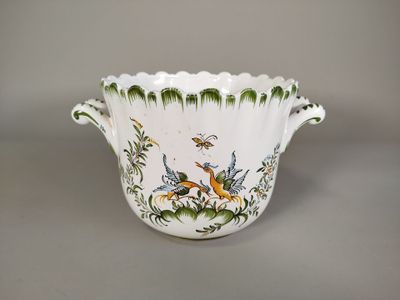 un bol blanc orné d'un motif représentant un oiseau et des fleurs