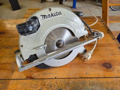 a picture of a circular saw on a wooden table
