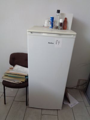 image d'un petit réfrigérateur blanc dans une pièce