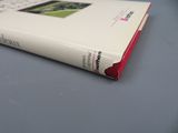 un livre posé sur une table