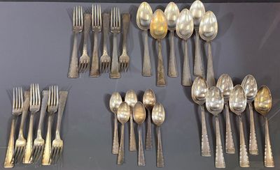 beaucoup de cuillères et de fourchettes en argent sur la table