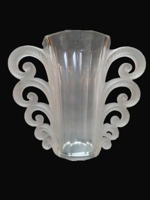 un vase en verre transparent orné de motifs en spirale
