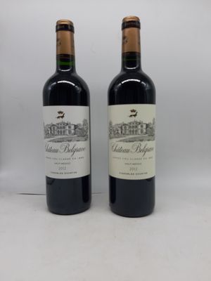 deux bouteilles de vin posées l'une à côté de l'autre sur une table