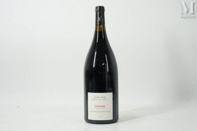 une bouteille de vin posée sur une table