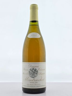 une bouteille de vin posée sur une table