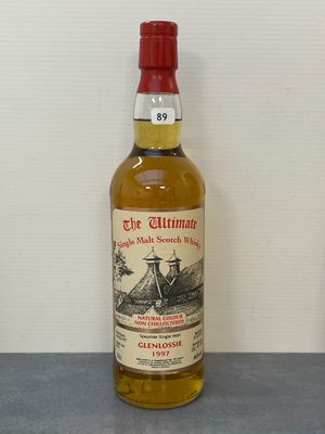 une vieille bouteille de whisky posée sur un comptoir