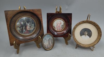 trois photos miniatures représentant une femme et un homme, dans un cadre en bois