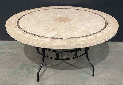 une table en marbre ornée d'un motif en forme d'étoile