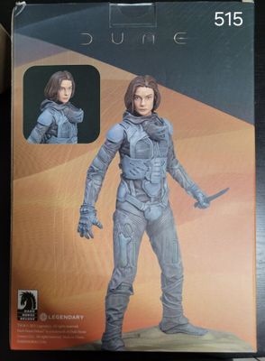 Sur la boîte de la figurine, on voit une femme en combinaison spatiale.