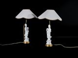 une paire de lampes de table blanches et dorées sur fond noir